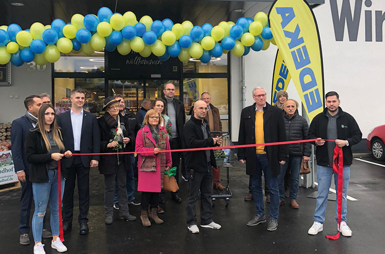 Feierlicher Brauch: Nelson Azevedo schneidet ein Band durch und eröffnet damit im Beisein geladener Gäste seinen Markt.