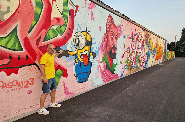 Um die Wand an seinem Parkplatz zu verschönern, hat Kaufmann Nelson Azevedo ein Graffiti-Projekt gestartet.