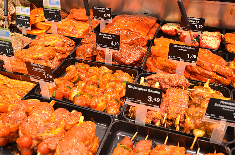 Eine große Vielfalt an Fleisch und Wurst ist in der Bedientheke von EDEKA Azevedo zu finden.