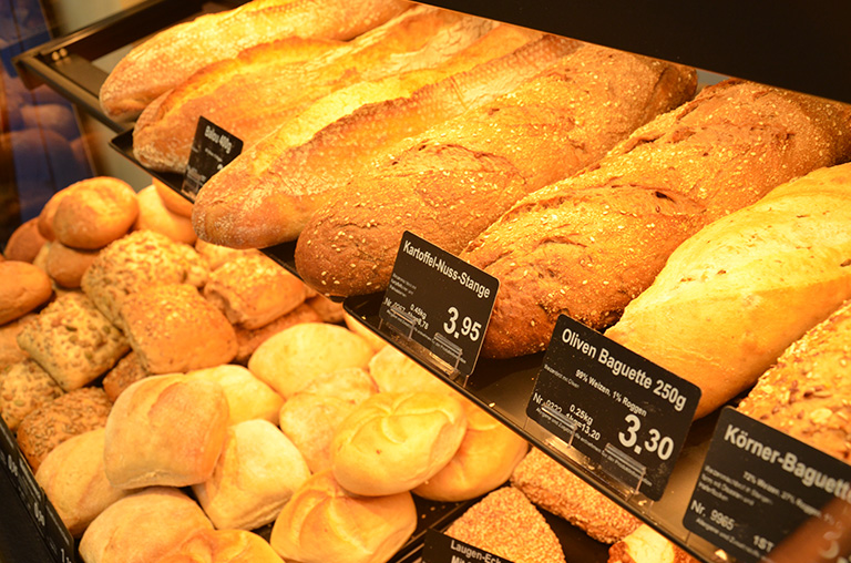 Frisch gebacken wie vom Bäcker: Kunden können zwischen vielen Sorten an Brot und Brötchen wählen.