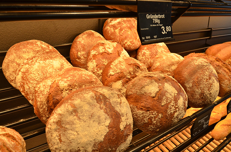 Herrlich wie das duftet: Die Brote der Marktbäckerei kommen jeden Tag frisch aus dem Ofen.