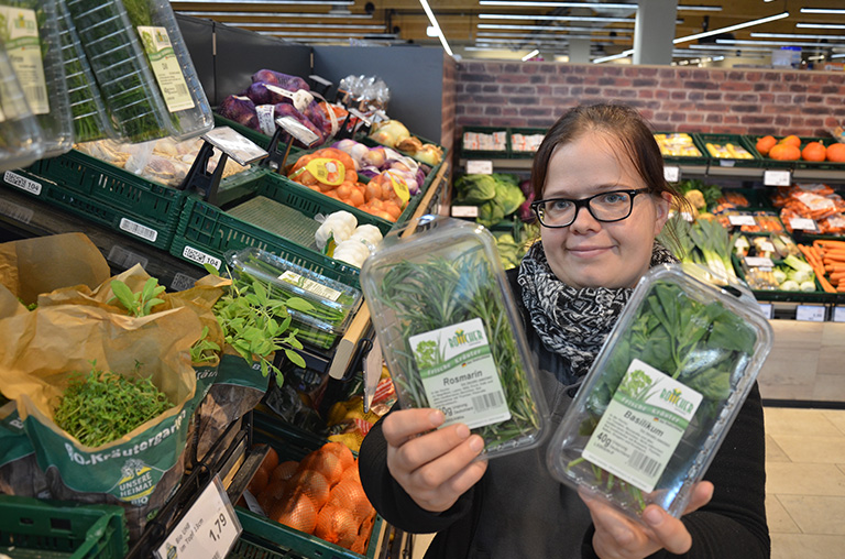 Johanna Eise ist verantwortlich für die Obst- und Gemüseabteilung.