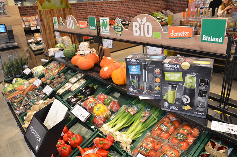 Eine große Auswahl an Bio-Produkten erwartet Kundenin der Obst- und Gemüseabteilung.