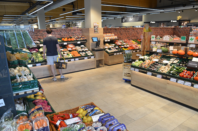 Ein Rundgang durh den Frische-Markt Azevedo beginnt mit einem Blick in die rundum frische Obst- und Gemüseabteilung.
