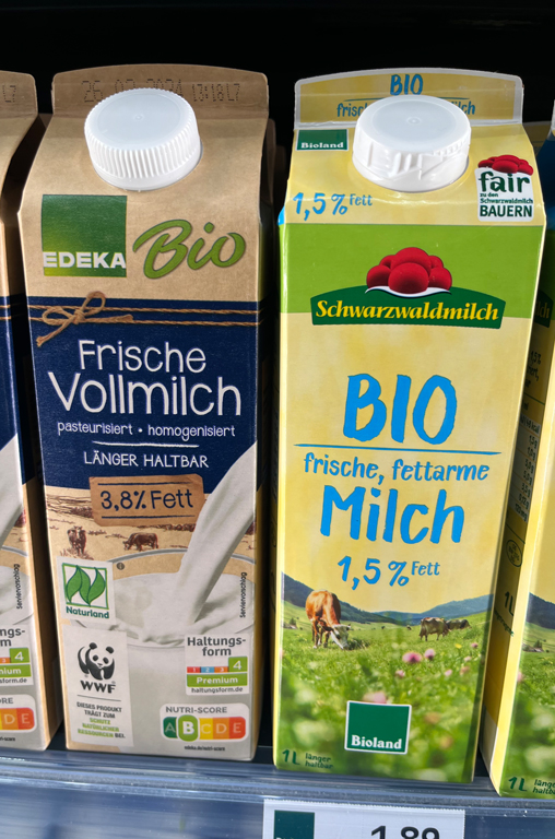 Große Auswahl an Bio-Milch in den Kühlregalen.