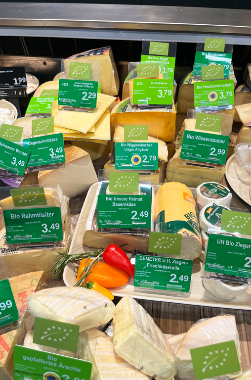 Bio-Käse in der Bedientheke ist an grünen Schildern zu erkennen.