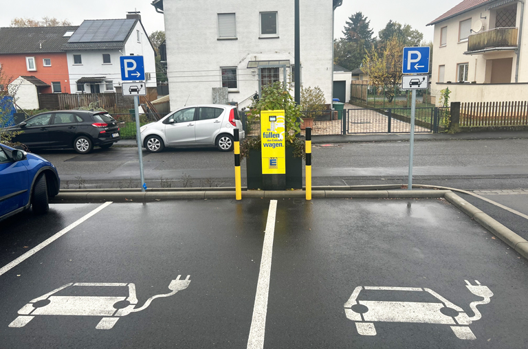 E-Ladesäule mit zwei Parkplätzen