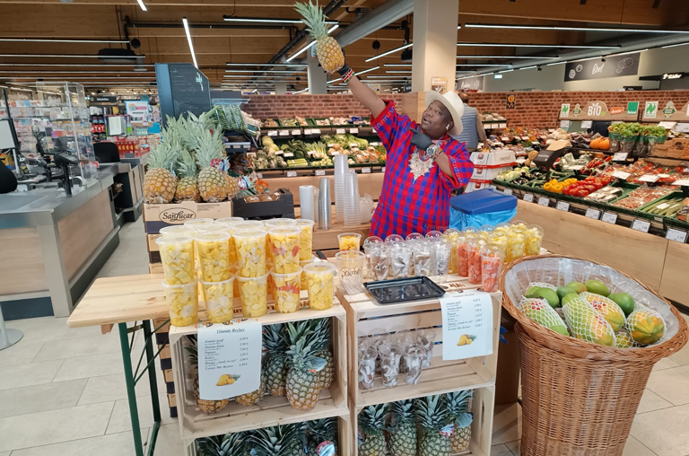 Ali Baba: Ananas schnitzen für den guten Zweck