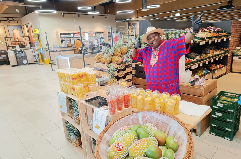 Ali Baba Ananas-Show bei EDEKA Azevedo
