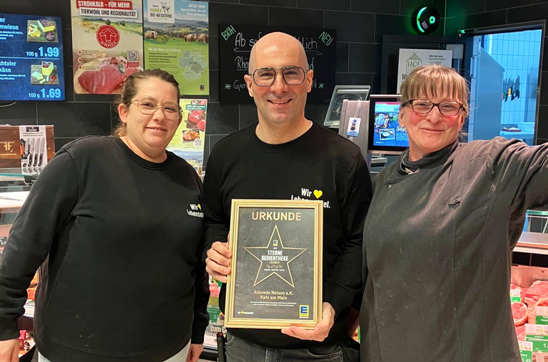 Jubiläums-Hattrick: Nelson Azevedo und sein Team mit der Urkunde "Sternebedientheke"