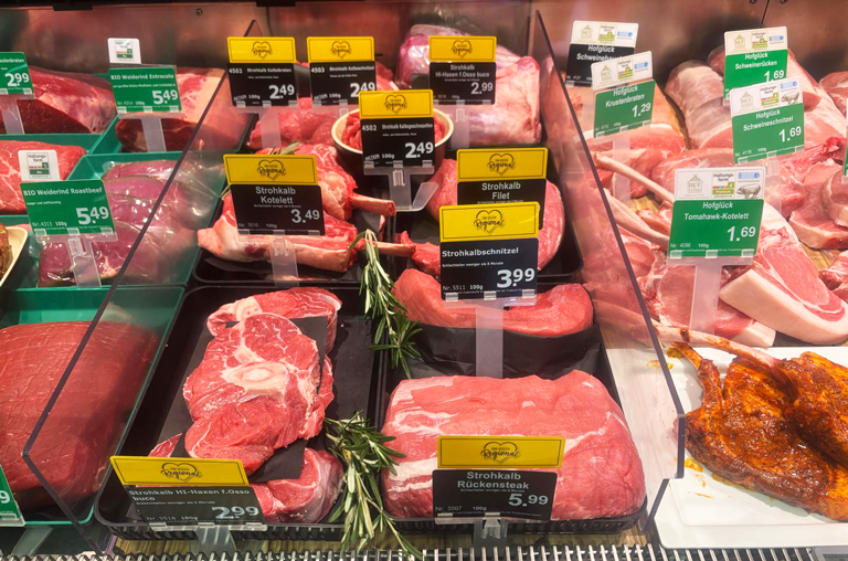 Strohkalb in der Auslage von EDEKA Azevedo